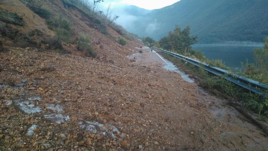 Carretera de Matalavilla a Valseco y Salientes. Palacios del Sil. Imágenes de Saúl Escudero tras la tormenta de este domingo.