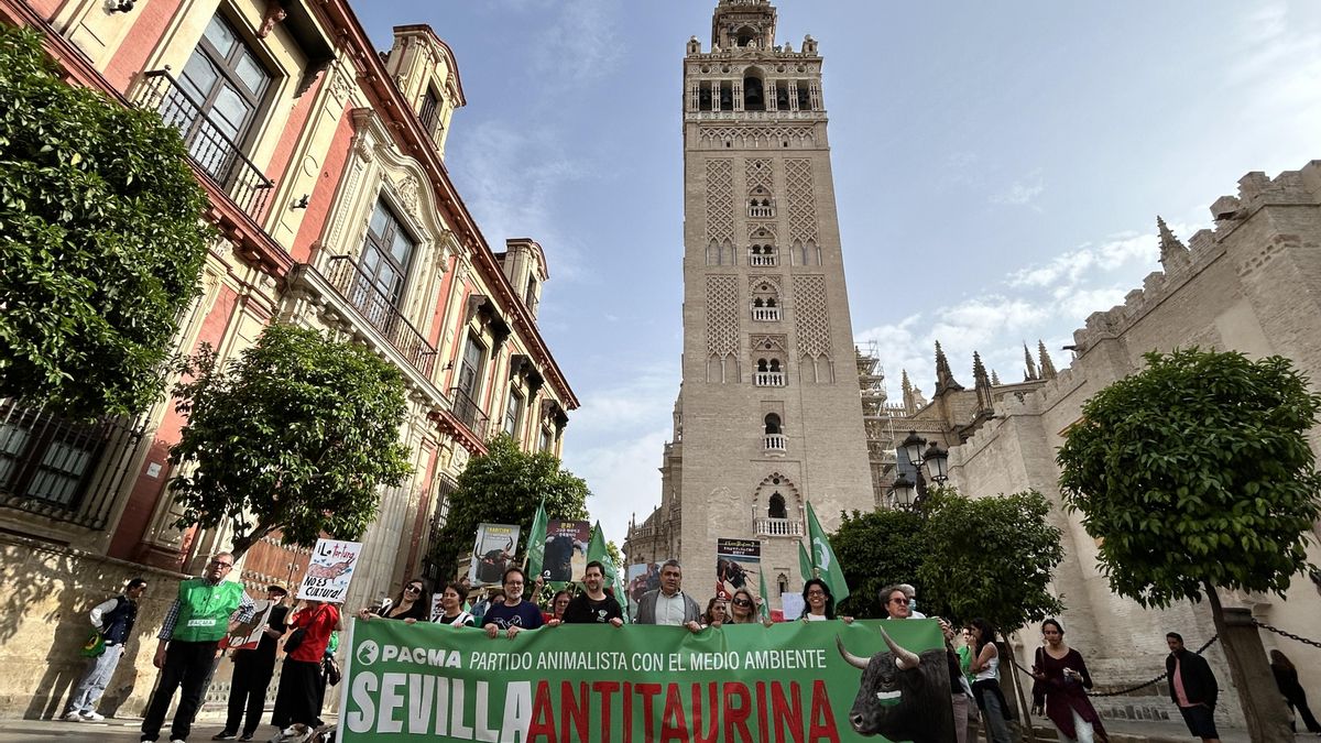 Pacma saca a la calle a más de un millar de personas en Sevilla para pedir la abolición de la tauromaquia
