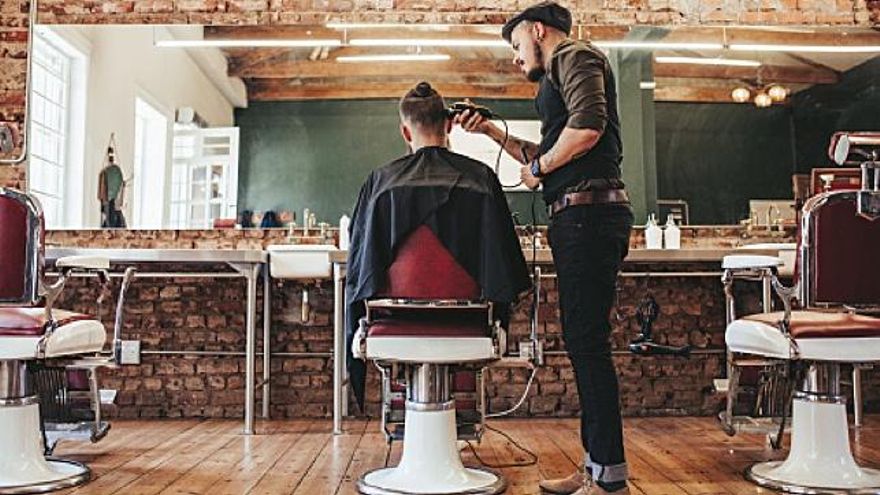 Trabajas de pie muchas horas: estos son los (algunos graves) riesgos para tu salud