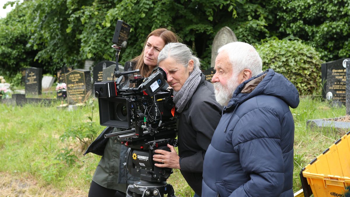 Mike Leigh durante el rodaje de 'Mi única familia', su anterior filme