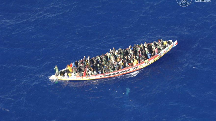 Llegan a Canarias más de 500 personas en cuatro cayucos en las últimas 24 horas, entre ellas 62 menores