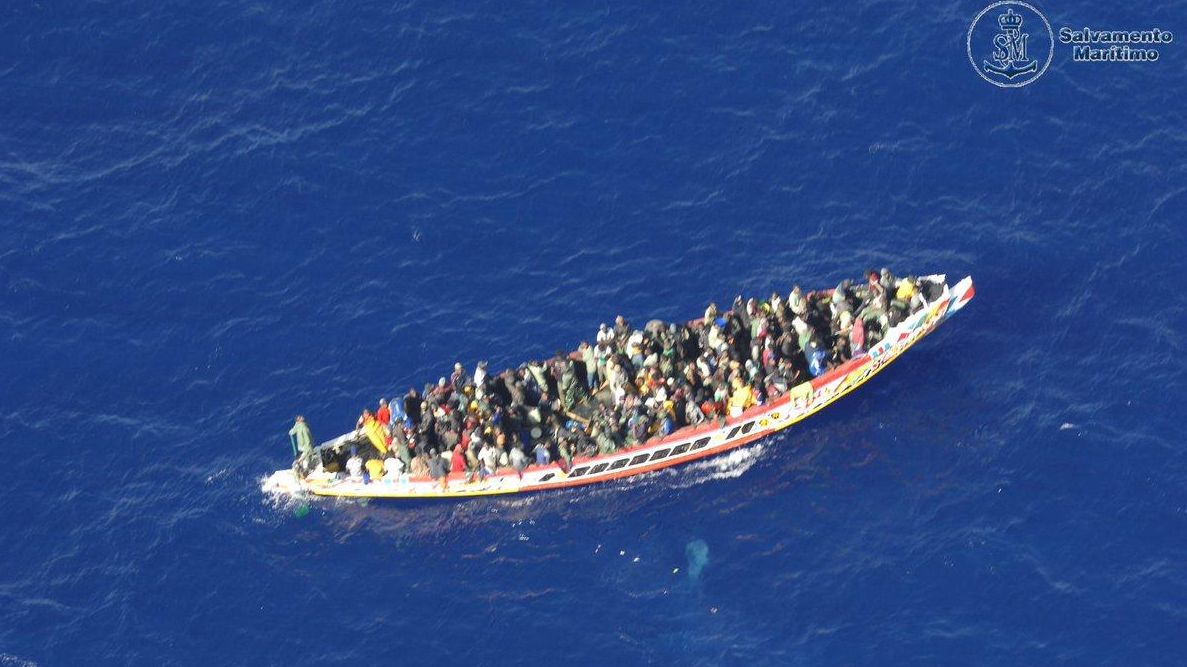 Rescate de cayuco este lunes con 171 personas 40 millas al sureste de El Hierro avistado por avión Sasemar 103.