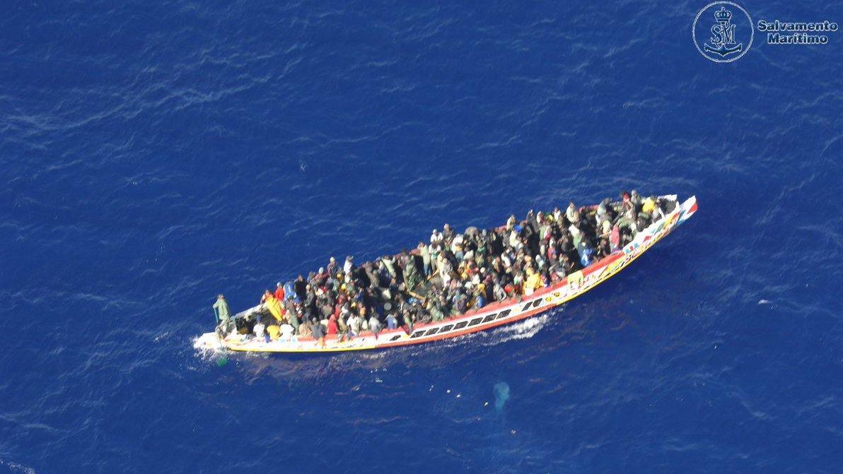 Rescate de cayuco este lunes con 171 personas 40 millas al sureste de El Hierro avistado por avión Sasemar 103.