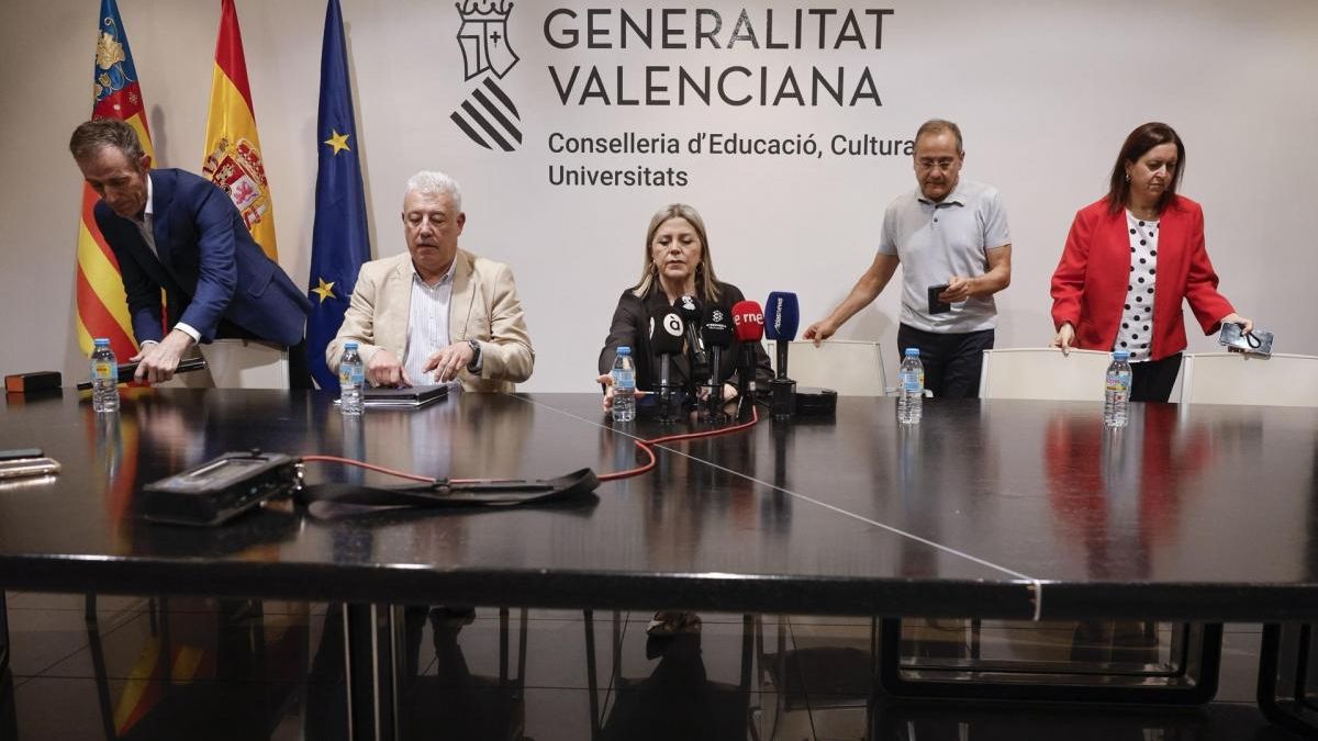 La consellera Ortí advierte a los sindicatos educativos que las decisiones no se pueden tomar “bajo presión"