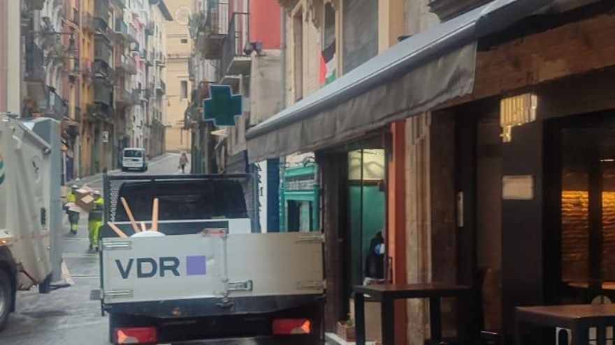 Vehículo rotulado con el logotipo de la empresa Construcciones VDR, compañía de Fernando Vidaurre, frente al número 18 de Mercaderes durante las obras