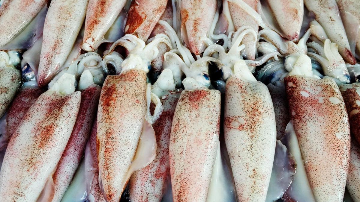 La piel es fácil de retirar, es posible hacerlo con la mano