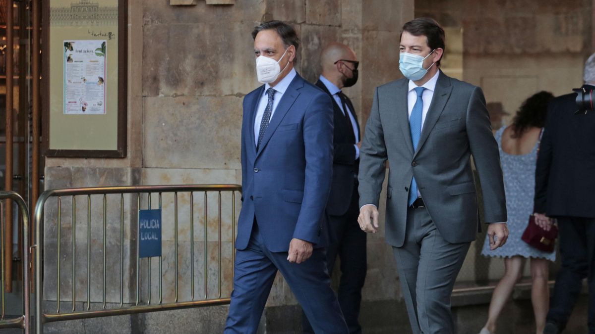 El alcalde de Salamanca, Carlos García Carbayo (i), y el presidente de Castilla y León, Alonso Fernández Mañueco, a su llegada a la Plaza Mayor de Salamanca para celebrar la XXIV Conferencia de Presidentes.