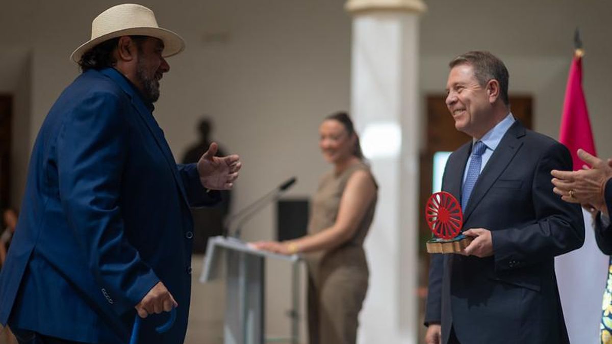 El presidente de Castilla-La Mancha durante el acto institucional por el Día del Pueblo Gitano, en el Palacio de Fuensalida