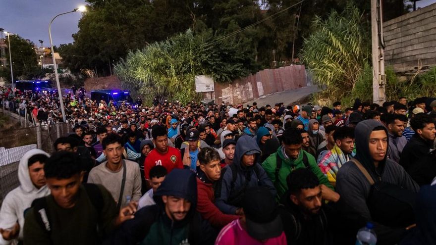 Cientos de personas caminan hacia el nuevo campamento del Gobierno dirigidas por un dispositivo policial