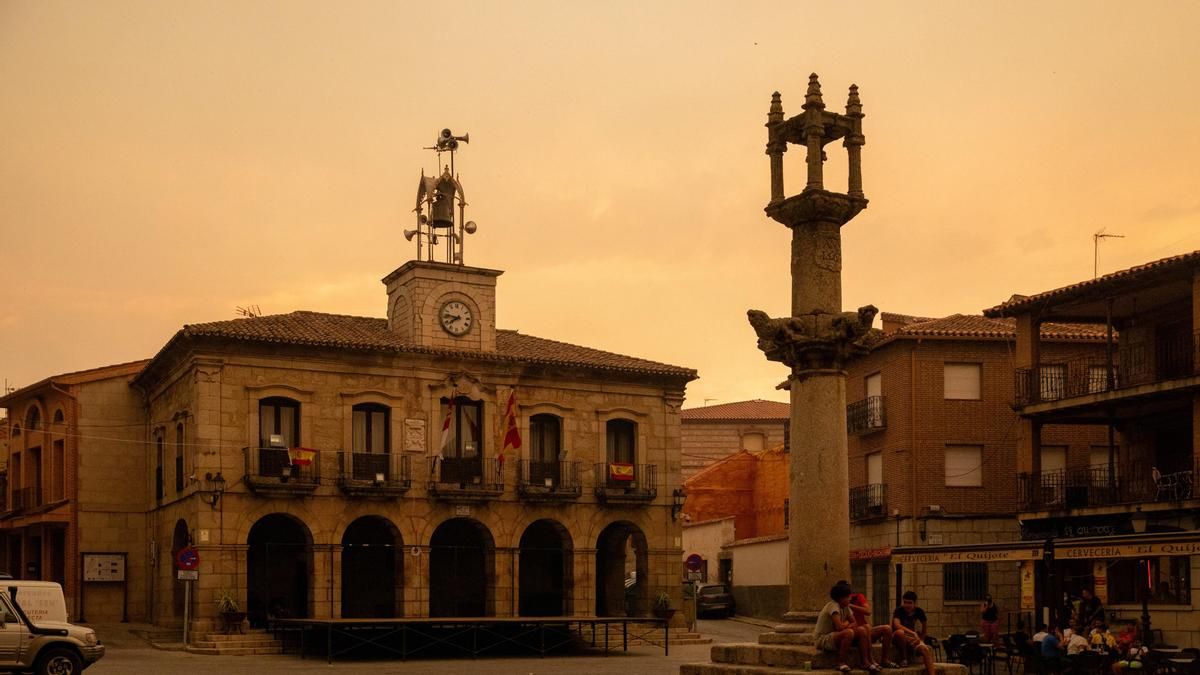 Nube de humo en Almorox (Toledo)  por el incendio forestal durante estos días
