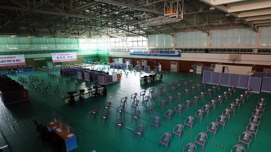 Centro de vacunación vacío en Gwangju, Corea del Sur.