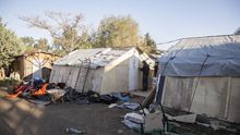 Un voluntario arreglando una tienda de campaña en Pikpa Camp, Lesbos / Olmo Calvo