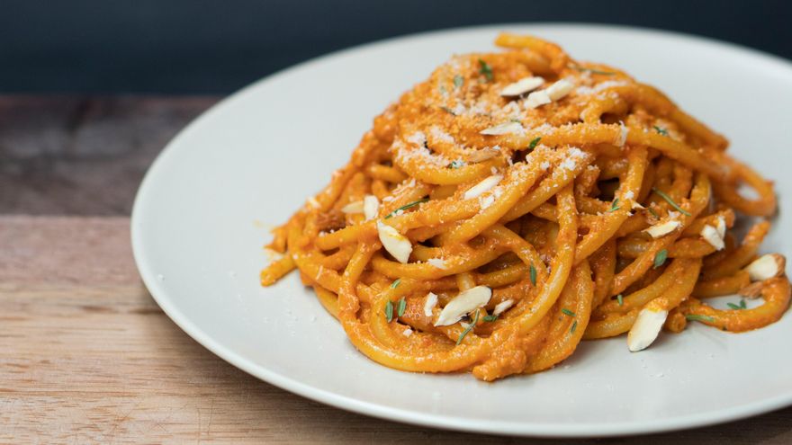 Pesto 'trapanese': la versión siciliana con tomate de una salsa imprescindible para tus platos de pasta