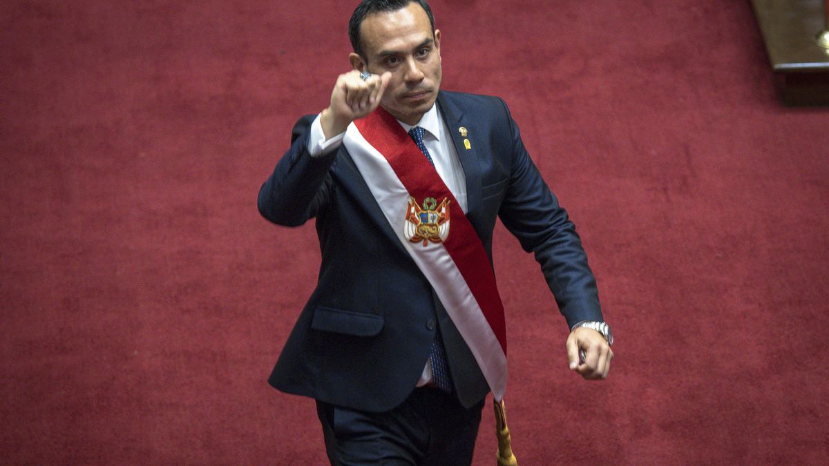 El presidente interino de Perú, José Jerí Oré, tras jurar su cargo ante el Pleno del Congreso este jueves en Lima, (Perú).