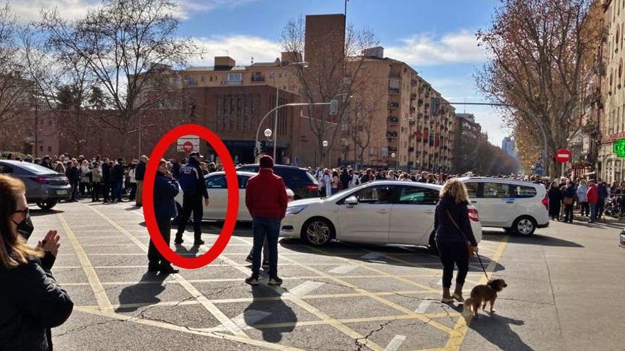 Un agente de la Policía Municipal corta el paso a la columna sur de la manifestación en el cruce con el paseo del Ferrocarril, a las 12.15 horas del domingo