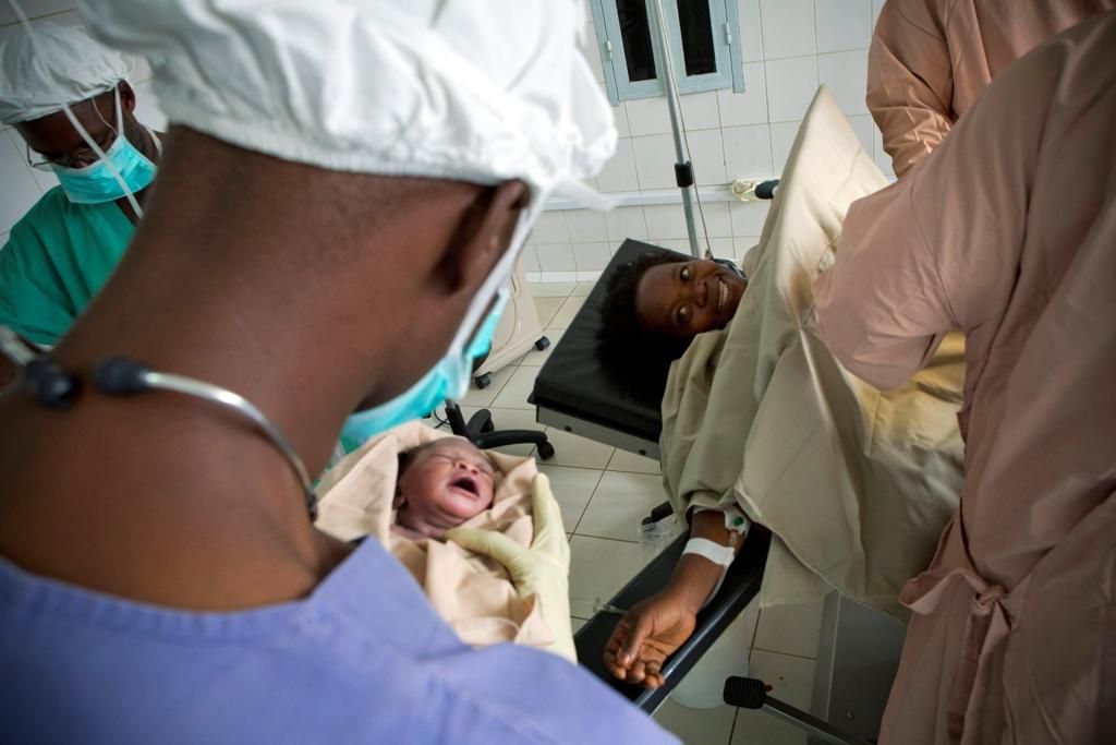 La mejora de la salud materna es uno de los ocho Objetivos de Desarrollo del Milenio. Entre sus metas está reducir la mortalidad materna en un 75% entre 1990 y 2015. “En el centro de salud me dijeron que el bebé estaba en una mala posición y que necesitaría una cesárea. Sé de mujeres que han muerto porque no han recibido ayuda”, dice Mateso Emilienne tras el nacimiento de su primer bebé. Fotografía: Sarah Elliott