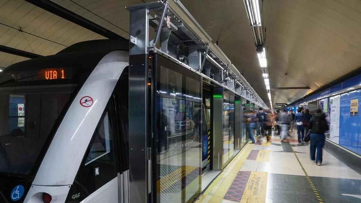Las nuevas puertas instaladas en el andén de una de las estaciones de la L6