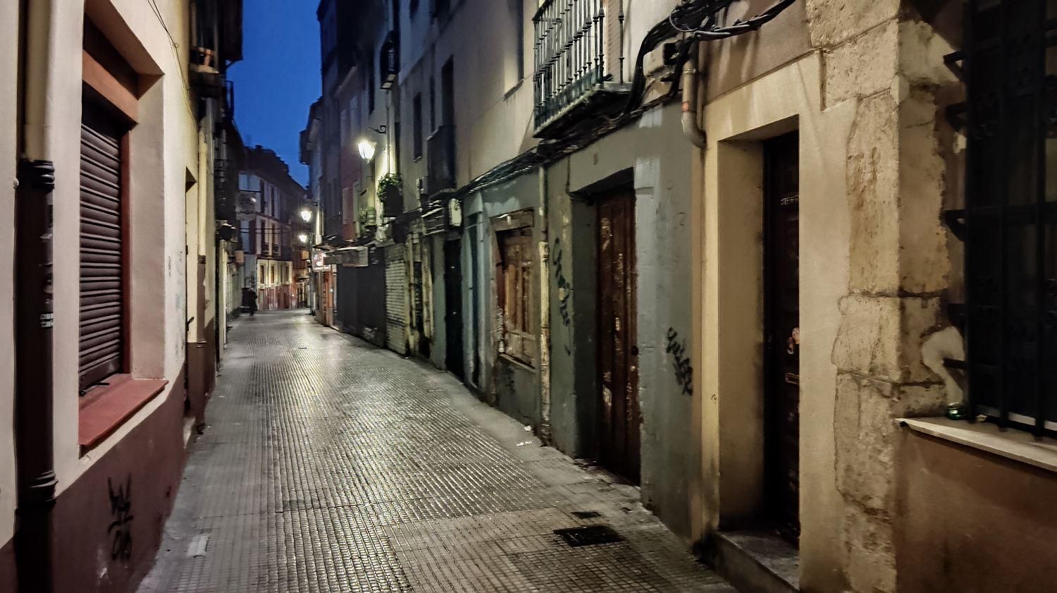 Y tras 'ir de cacharros', la salida del Húmedo por la calle Azabachería.