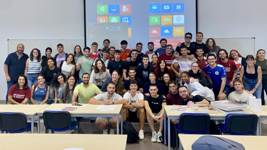 Un proyecto de la UMU une a alumnos de Fisioterapia con personas cuidadoras: "La idea es mejorar la vida de estas personas"