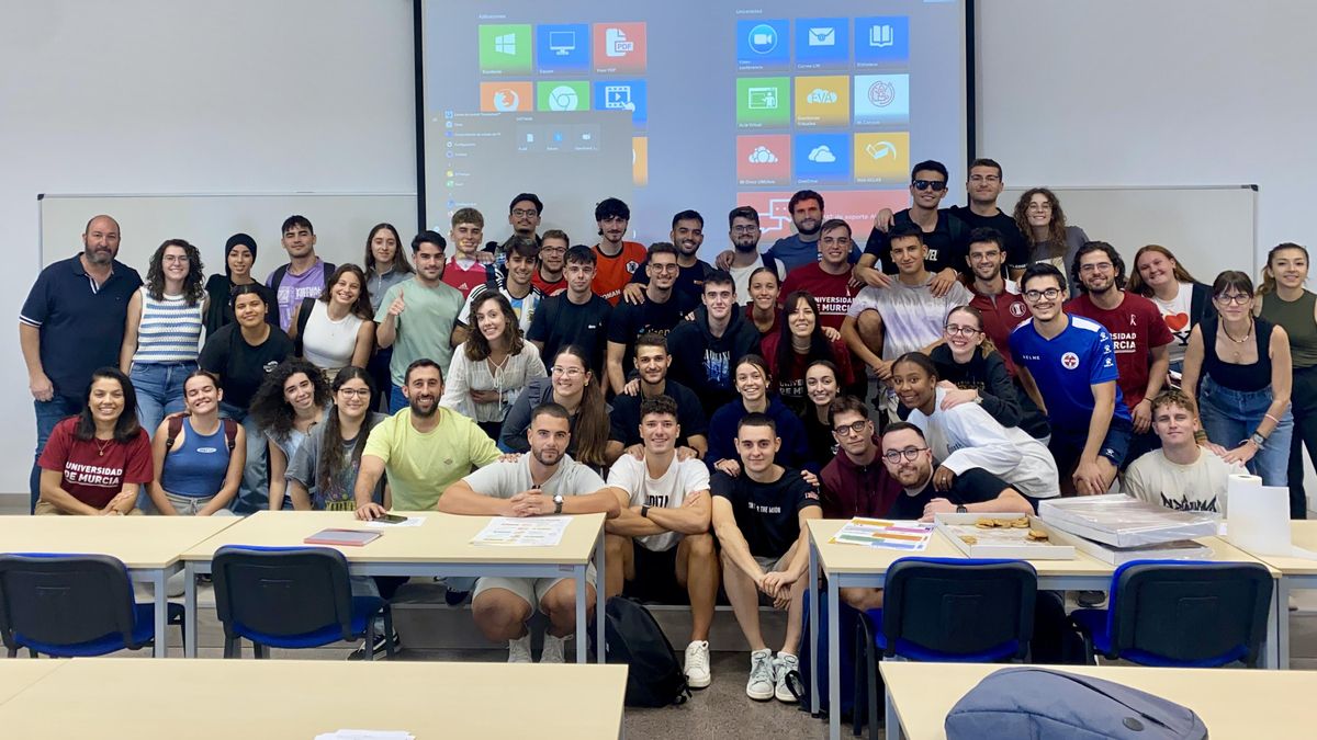 Un proyecto de la UMU une a alumnos de Fisioterapia con personas cuidadoras: "La idea es mejorar la vida de estas personas"