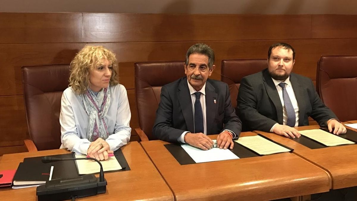 Eva Díaz Tezanos, Miguel Ángel Revilla y Rubén Gómez antes de firmar el acuerdo.