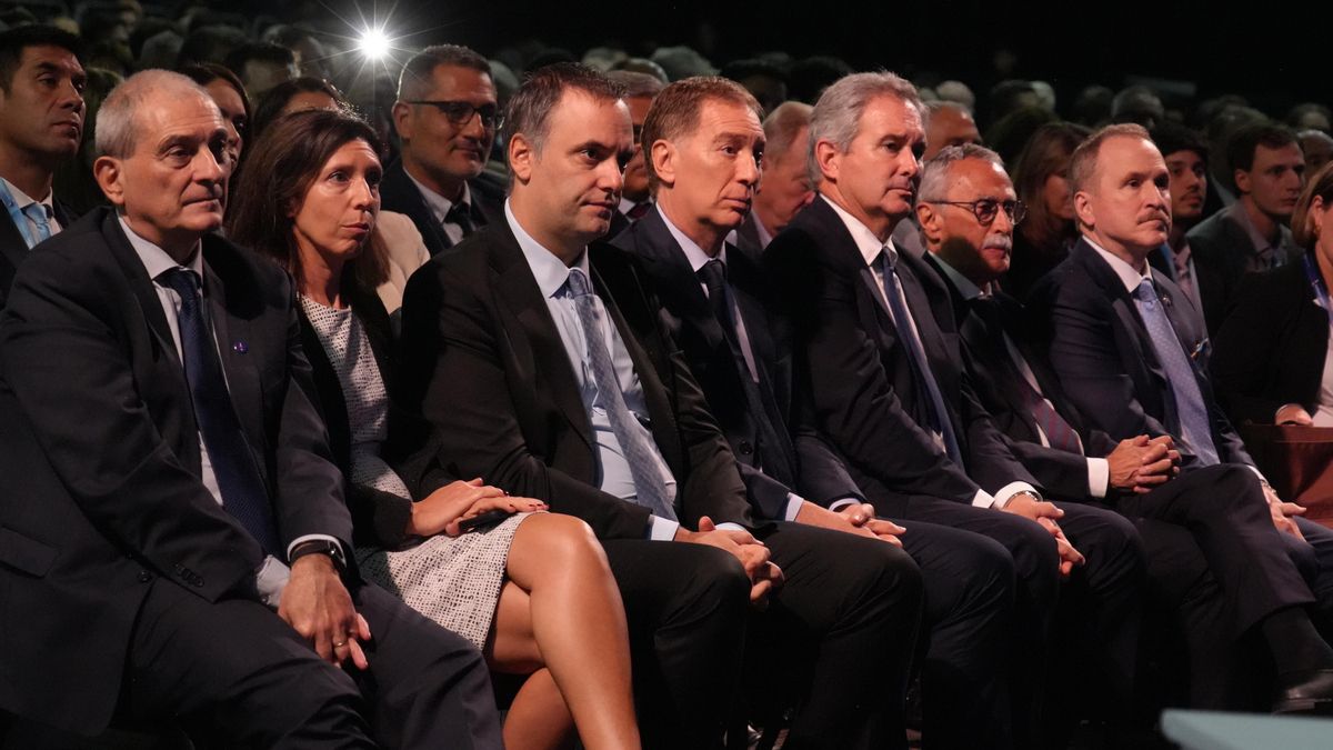 Manuel Adorni sentado en la primera fila durante el discurso de Javier Milei en AmCham.