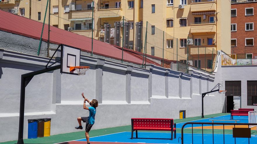 Archivo - Un niño juega en las instalaciones de un colegio.- Archivo.