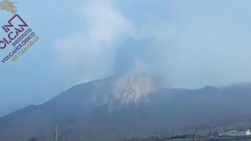 El volcán de La Palma origina una "gran caída" de bombas de lava este martes