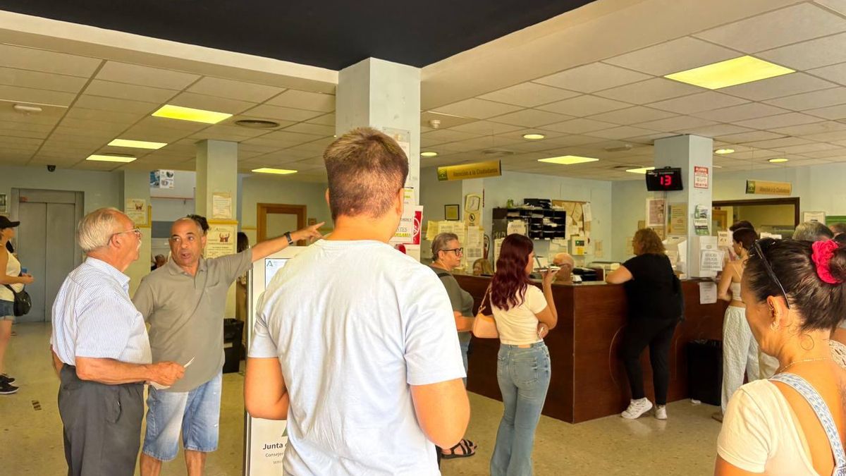 En el interior también se han establecido dos mostradores para atender a los usuarios de cada consultorio, aunque ello no evita que las confusiones entre los pacientes sean frecuentes