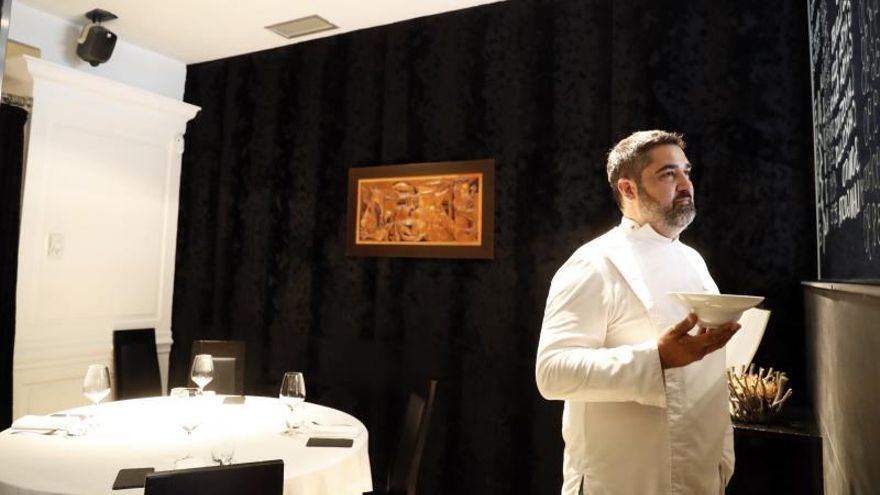 El cocinero Sergio Ortiz de Zarate, con un plato en su restaurante.
