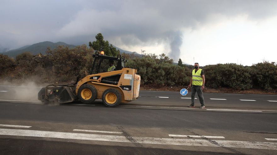 Desde gasolineras a cuadrillas de limpieza, los otros trabajos esenciales en la falda del volcán de La Palma