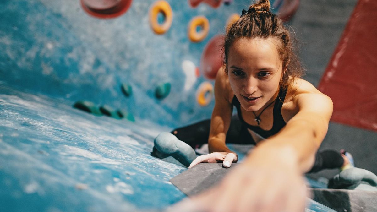 Mujer joven practica escalada