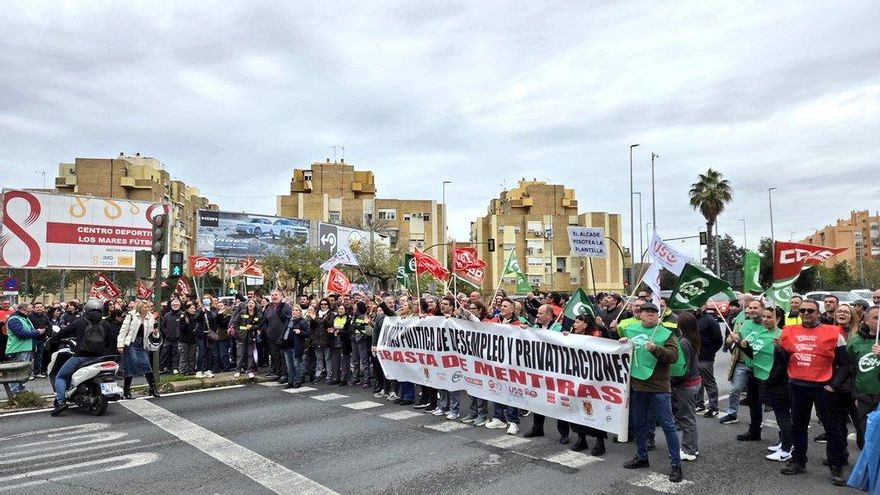 Los trabajadores de limpieza en los colegios de Sevilla declaran la guerra al alcalde por la privatización del sector