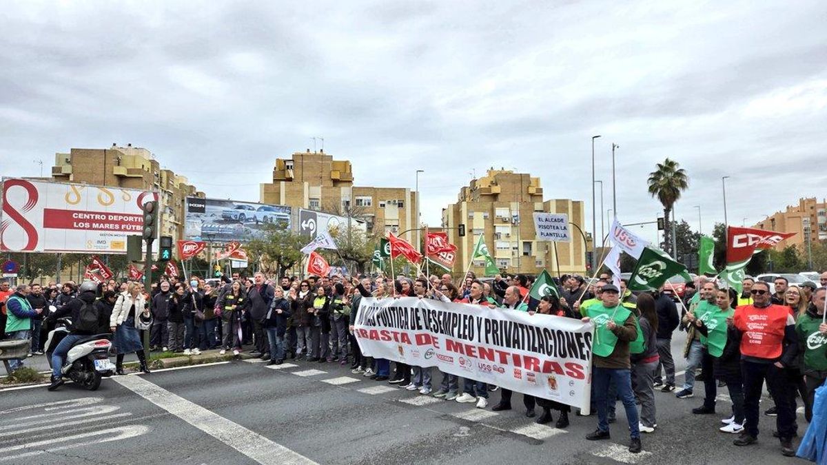 Los trabajadores de limpieza en los colegios de Sevilla declaran la guerra al alcalde por la privatización del sector