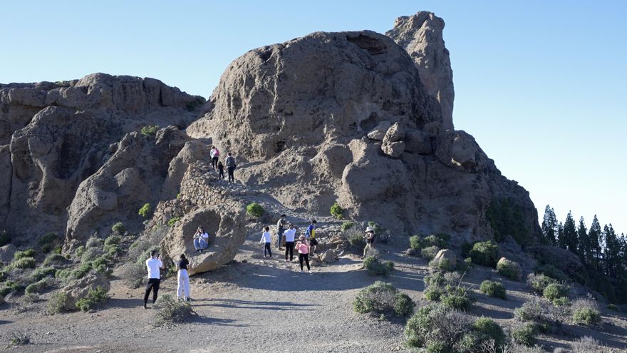 Varias personas camino al Roque Nublo el pasado domingo 14 de febrero.