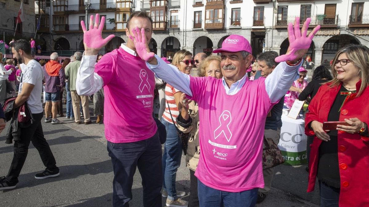 Cientos de personas participan en el V Abrazo a la Bahía de Castro Urdiales para luchar contra el cáncer de mama