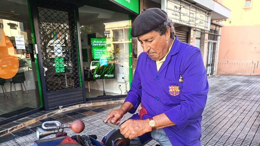 Hilario afila un cuchillo antes de la charla con Canarias Ahora