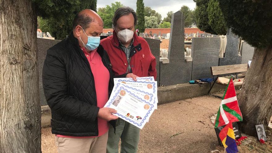 La familia de Emeterio Sanzo recibió un diploma del homenaje
