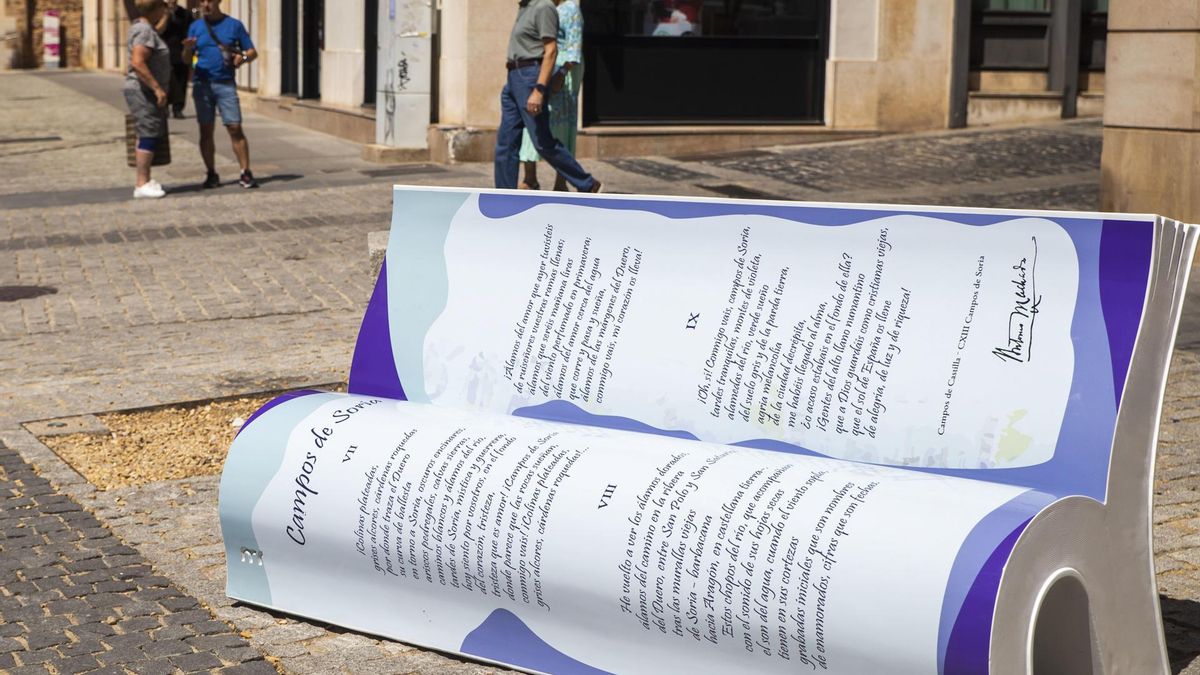 Un banco en forma de libro enlaza el descanso y la lectura en torno a Machado en Soria