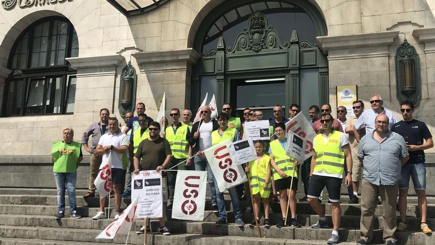 Trabajadores de seguridad de Ombuds protestan en Santander por el impago de sus nóminas