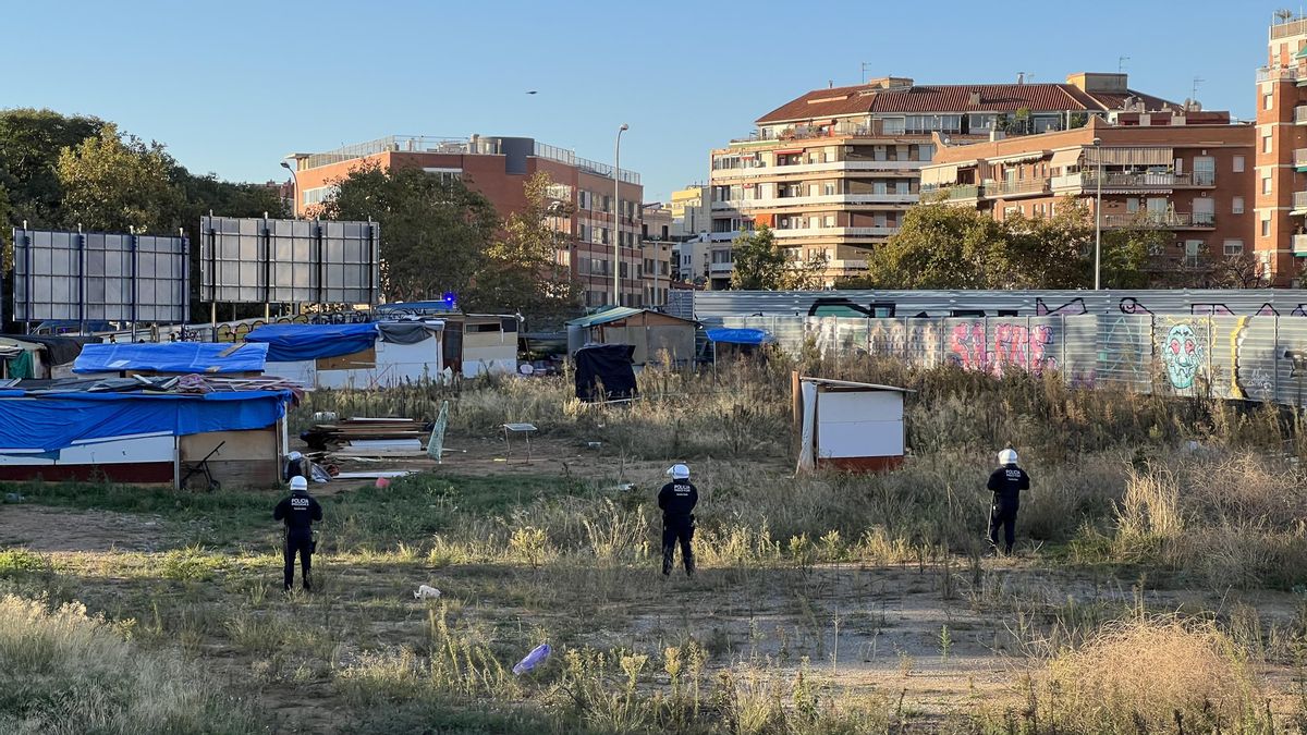 El Ayuntamiento desaloja a 30 adultos y 4 menores del asentamiento de Barcelona que el martes sufrió un incendio
