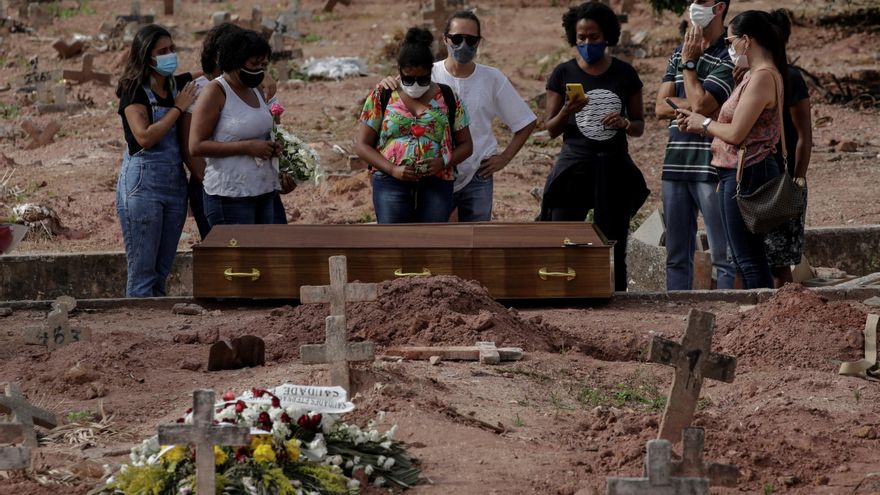 El promedio de muertes por covid en Brasil cae a su menor nivel en cinco meses