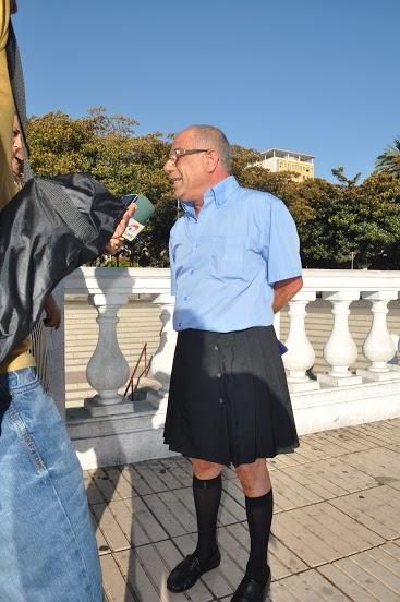 Taxistas de Las Palmas de Gran Canaria se visten con falda como señal de protesta a la nueva normativa municipal.