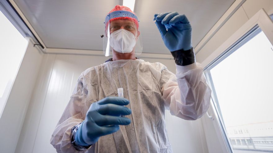 Un sanitario prepara un test de Covid-19 en el aeropuerto de Bruselas, Belgica. EFE/EPA/STEPHANIE LECOCQ/Archivo