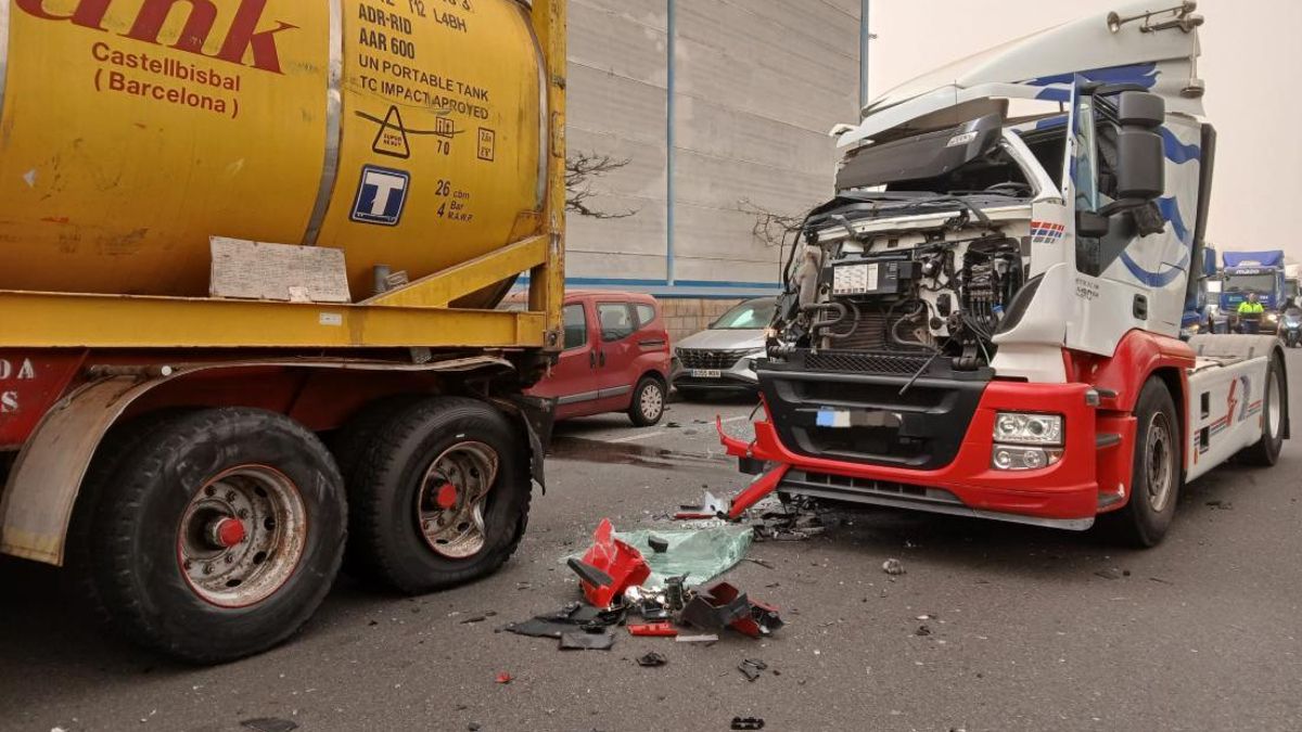 Aparatoso accidente entre un camión y un semirremolque sin ITV en vigor en Las Palmas de Gran Canaria