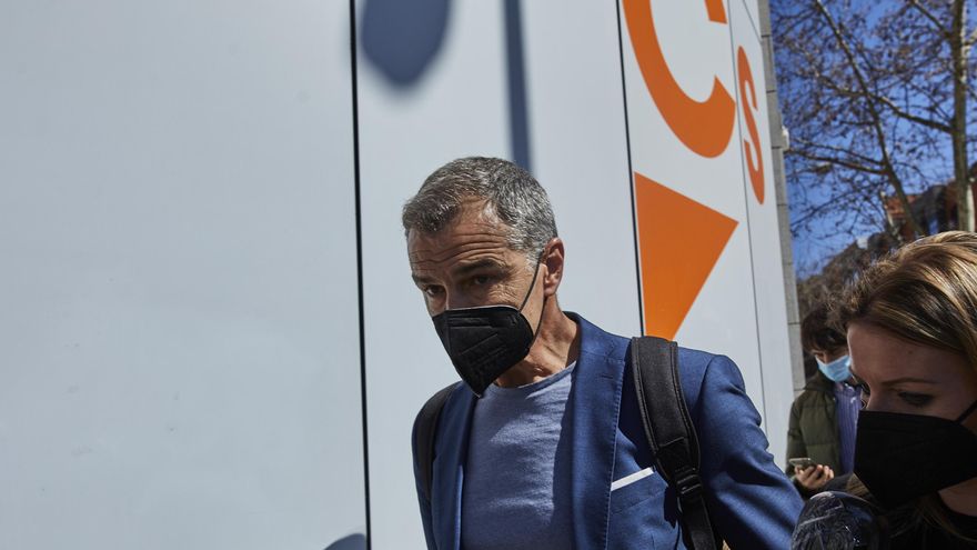 El hasta ahora portavoz de Ciudadanos en las Cortes Valencianas y coordinador autonómico del partido, Toni Cantó, sale de la sede de Ciudadanos.
