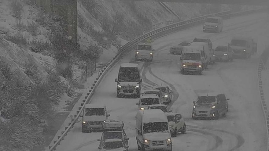 La nieve provoca cortes en la A-1 y la UME interviene en Soria para rescatar a 600 conductores atrapados