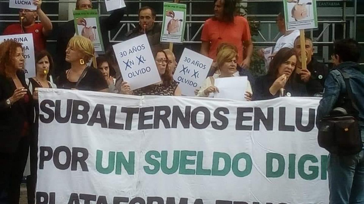 Concentración de conserjes ante la Consejería de Educación del Gobierno de Cantabria.
