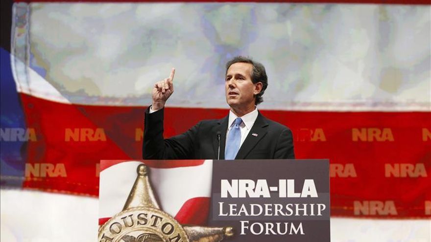 El republicano Santorum pide medidas contra la inmigración legal e ilegal en EE.UU.
