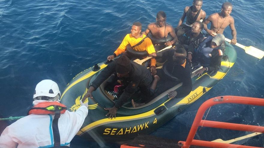 Archivo - Imagen de archivo de un rescate de inmigrantes en aguas del Estrecho.